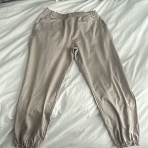 Vuori boyfriend joggers women size M- new without tags never worn- oatmeal color